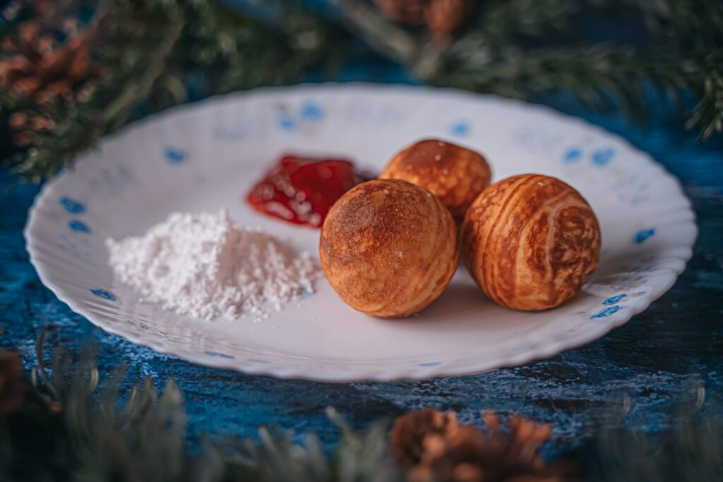 Æbleskiver på paptallerken